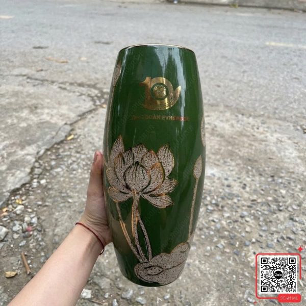 Bình Hoa Kỷ Niệm 10 Năm Thành Lập Công Đoàn EVNCENCO1 5 Bình hoa sứ họa tiết hoa sen quà tặng 10 năm Công đoàn EVNCENCO1, men xanh lục bảo, thiết kế tinh xảo, phù hợp tri ân cán bộ và khách mời