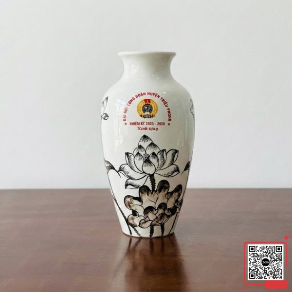 Lọ Hoa Quà Tặng Đại Hội Công Đoàn Huyện Triệu Phong 3 Bình hoa sứ lưu niệm Đại hội Công đoàn huyện Triệu Phong, thiết kế cao cấp, sang trọng, phù hợp quà tặng cán bộ, khách mời và đại biểu tham dự