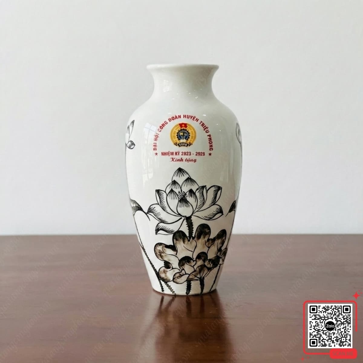 binh-hoa-su-luu-niem-dai-hoi-cong-doan-huyen-trieu-phong Bình hoa sứ lưu niệm Đại hội Công đoàn huyện Triệu Phong, thiết kế cao cấp, sang trọng, phù hợp quà tặng cán bộ, khách mời và đại biểu tham dự