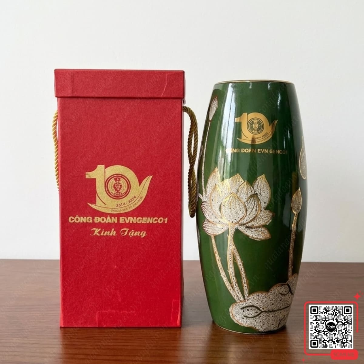 binh-hoa-su-men-xanh-luc-bao-in-logo-cong-doan-evncenco1 Bình hoa sứ men xanh lục bảo in logo Công đoàn EVNCENCO1, họa tiết hoa sen, thiết kế cao cấp, sang trọng, phù hợp quà tặng cán bộ và đối tác