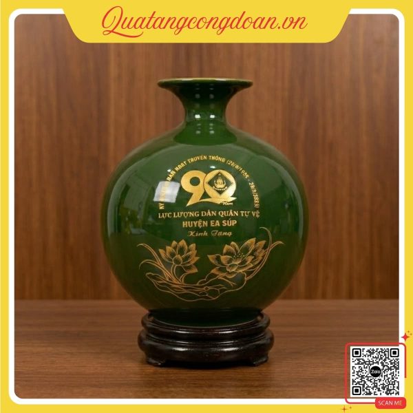 Bình hút lộc kỷ niệm 90 năm ngày truyền thống lực lượng Dân quân Tự vệ huyện Ea Súp, men xanh lục bảo, họa tiết hoa sen vẽ vàng kim, thiết kế sang trọng và trang nghiêm