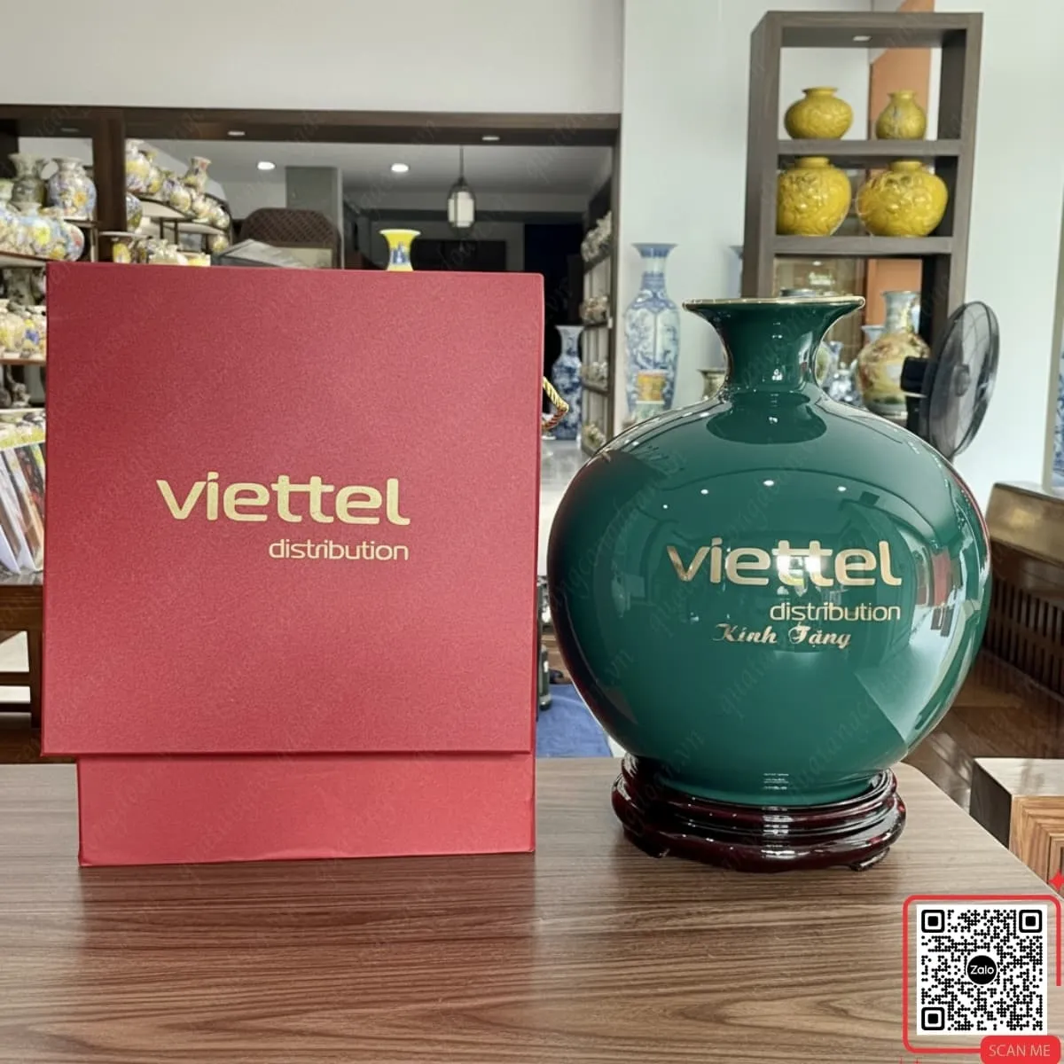 Bình hút lộc Bát Tràng màu xanh lục bảo in logo Viettel, họa tiết thuận buồm xuôi gió, thiết kế sang trọng, phù hợp quà tặng doanh nghiệp cao cấp