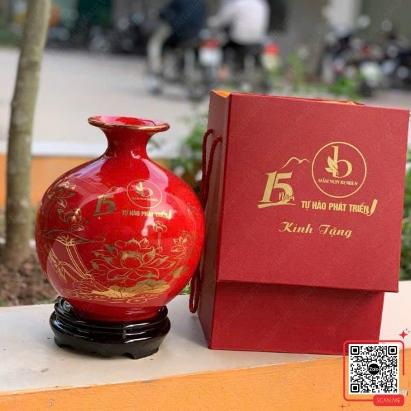 Bình Hút Lộc Kỷ Niệm 15 Năm Thành Lập Trường Mầm Non BenBen 8 Bình hút lộc đỏ in logo Trường Mầm non BenBen, họa tiết hoa sen, kỷ niệm 15 năm thành lập, thiết kế cao cấp, phù hợp quà tặng lưu niệm