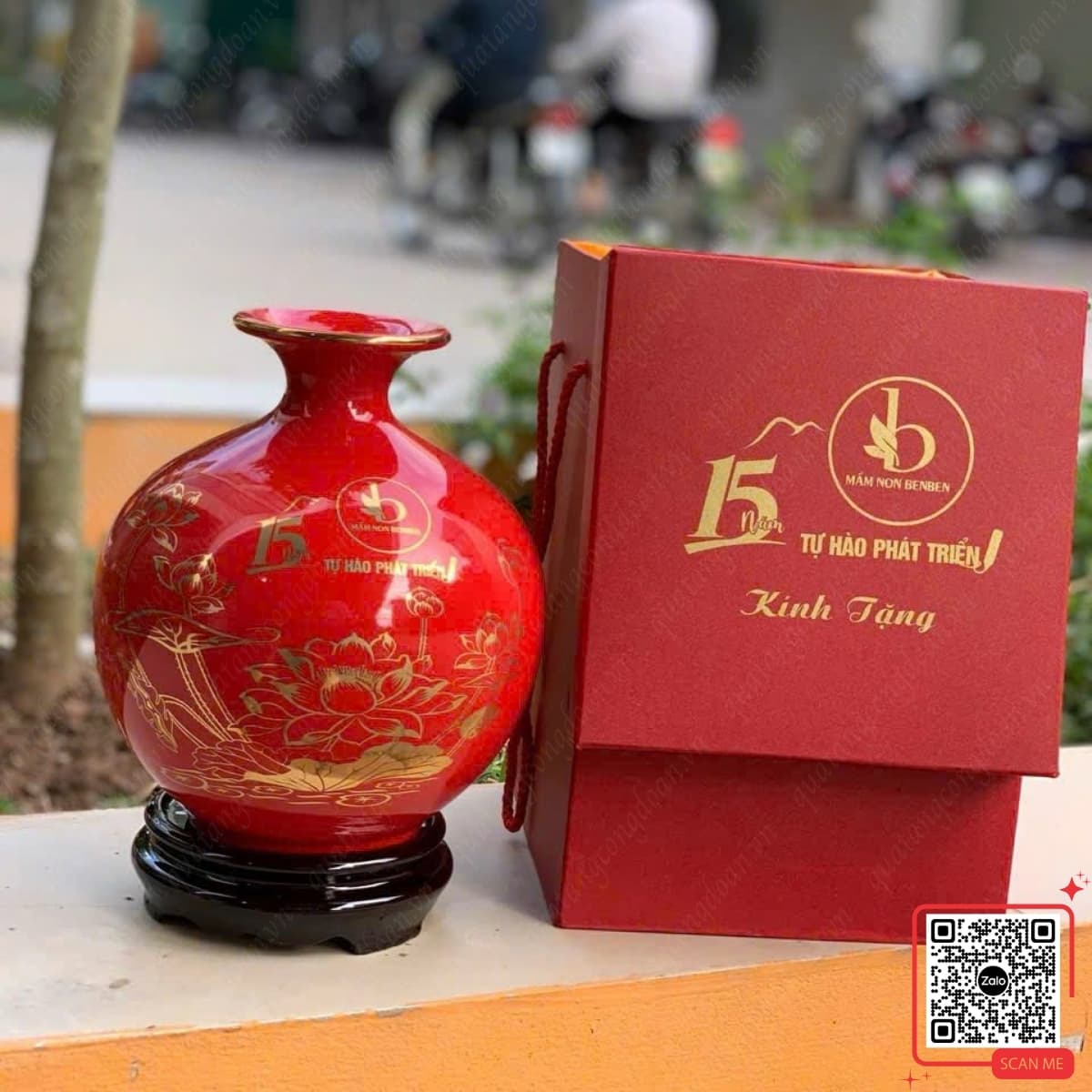 binh-hut-loc-do-in-logo-truong-mam-non-benben-hoa-sen Bình hút lộc đỏ in logo Trường Mầm non BenBen, họa tiết hoa sen, kỷ niệm 15 năm thành lập, thiết kế cao cấp, phù hợp quà tặng lưu niệm