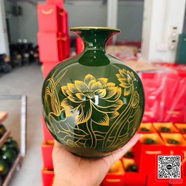 Bình Hút Lộc Kỷ Niệm 90 Năm Ngày Truyền Thống Dân Quân Tự Vệ 5 Bình hút lộc gốm sứ cao cấp kỷ niệm 90 năm lực lượng Dân quân Tự vệ huyện Ea Súp, men xanh lục bảo, họa tiết hoa sen vẽ vàng kim, thiết kế bền đẹp