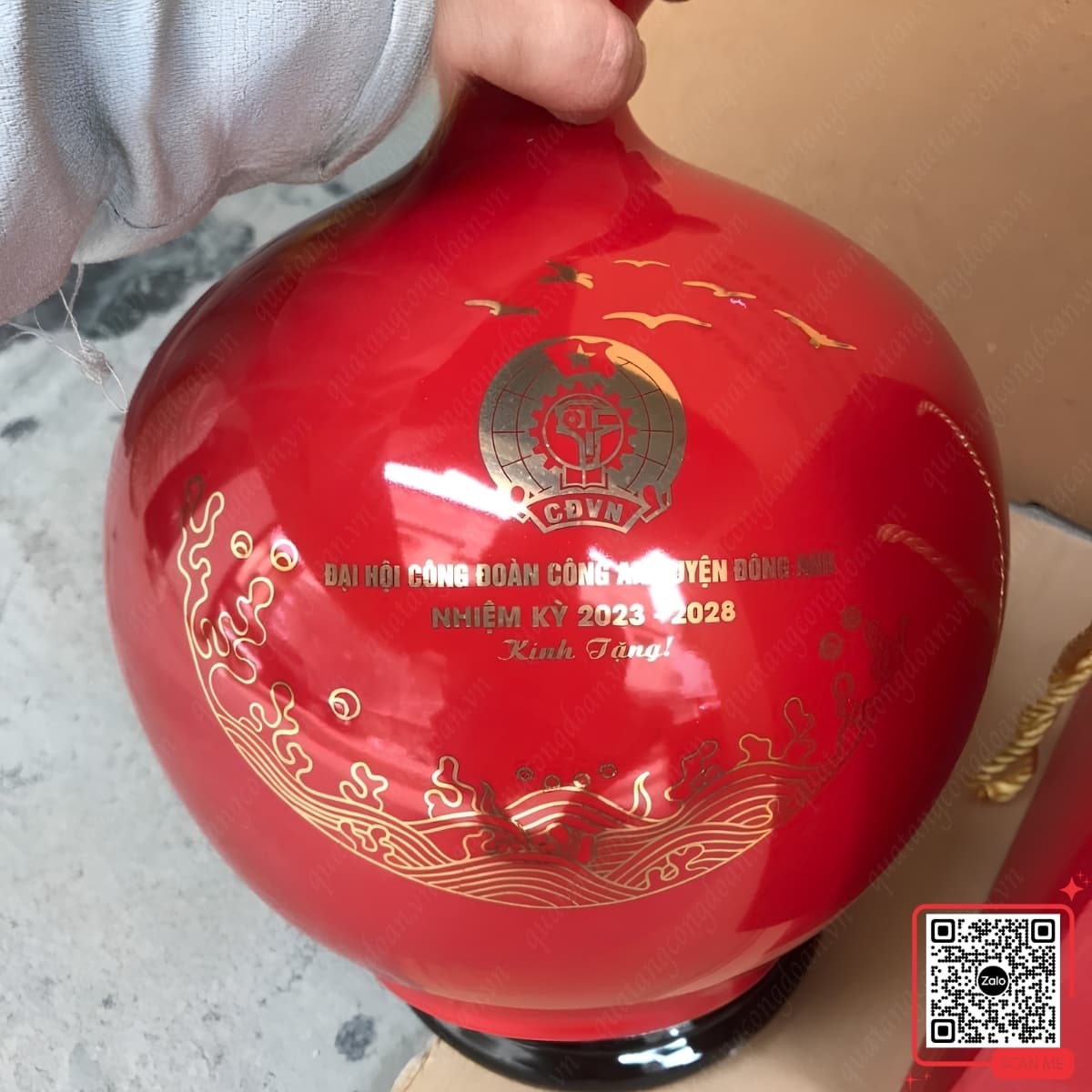 binh-hut-loc-gom-su-in-logo-cong-doan-cong-an-huyen-dong-anh Bình hút lộc gốm sứ in logo Công đoàn Công an huyện Đông Anh, màu đỏ, họa tiết mã đáo thành công, thiết kế tinh xảo, sang trọng và bền đẹp