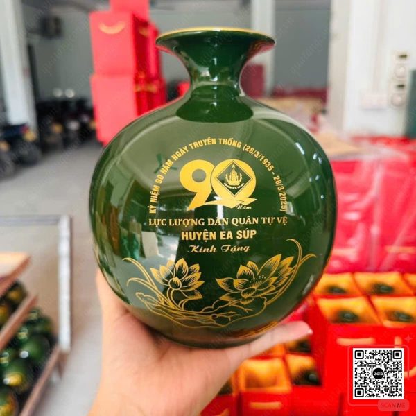 Bình Hút Lộc Kỷ Niệm 90 Năm Ngày Truyền Thống Dân Quân Tự Vệ 4 Bình hút lộc họa tiết hoa sen vàng kim quà tặng 90 năm lực lượng Dân quân Tự vệ huyện Ea Súp, men xanh lục bảo, thiết kế phong thủy, sang trọng