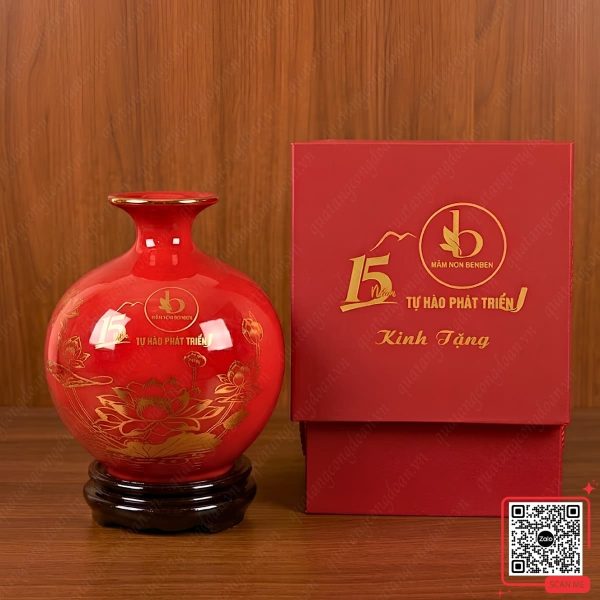 Bình Hút Lộc Kỷ Niệm 15 Năm Thành Lập Trường Mầm Non BenBen 5 Bình hút lộc màu đỏ kỷ niệm 15 năm thành lập Trường Mầm non BenBen, họa tiết hoa sen, thiết kế phong thủy, sang trọng và nổi bật