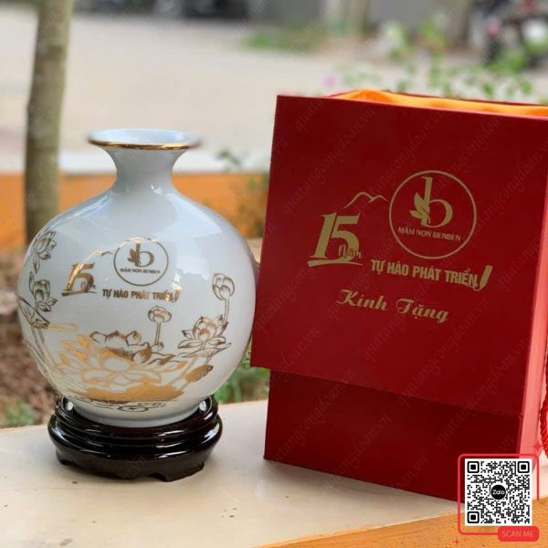 Bình Hút Lộc Kỷ Niệm 15 Năm Thành Lập Trường Mầm Non BenBen 7 Bình hút lộc màu trắng kỷ niệm 15 năm thành lập Trường Mầm non BenBen, họa tiết hoa sen, thiết kế sang trọng, phù hợp quà tặng lưu niệm trường học