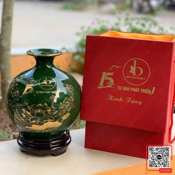 Bình Hút Lộc Kỷ Niệm 15 Năm Thành Lập Trường Mầm Non BenBen 6 Bình hút lộc men xanh lục bảo in logo Trường Mầm non BenBen kỷ niệm 15 năm thành lập, họa tiết hoa sen, thiết kế tinh xảo và bền đẹp
