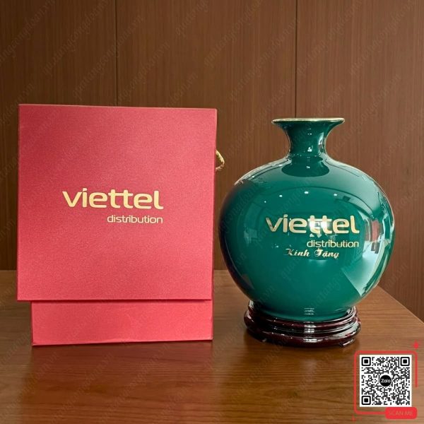 Bình Hút Lộc Màu Xanh Lục Bảo In Logo Viettel 4 Bình hút lộc men xanh lục bảo in logo Viettel, họa tiết thuyền buồm thuận buồm xuôi gió, thiết kế tinh xảo, phù hợp quà tặng tri ân và lưu niệm