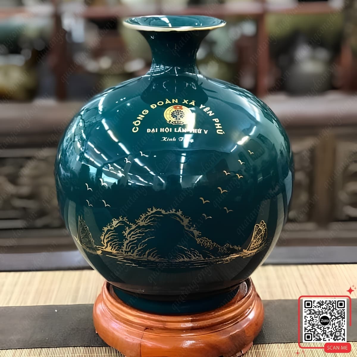Bình hút lộc men xanh lục bảo lưu niệm Đại hội Công đoàn xã Yên Phú, họa tiết thuận buồm xuôi gió, thiết kế tinh xảo, sang trọng và ý nghĩa