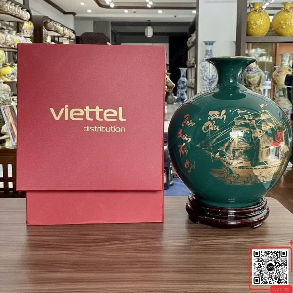 Bình Hút Lộc Màu Xanh Lục Bảo In Logo Viettel 5 Bình hút lộc phong thủy in logo Viettel, họa tiết thuận buồm xuôi gió, màu xanh lục bảo sang trọng, phù hợp quà tặng thương hiệu và trưng bày văn phòng
