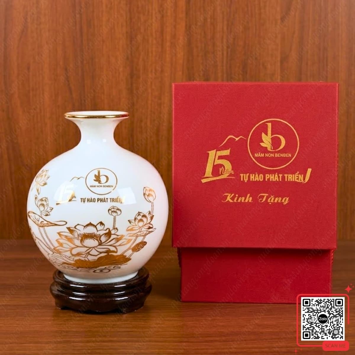 binh-hut-loc-su-trang-in-logo-truong-mam-non-benben-15-nam Bình hút lộc sứ trắng in logo Trường Mầm non BenBen kỷ niệm 15 năm thành lập, họa tiết hoa sen, thiết kế tinh xảo và trang nhã