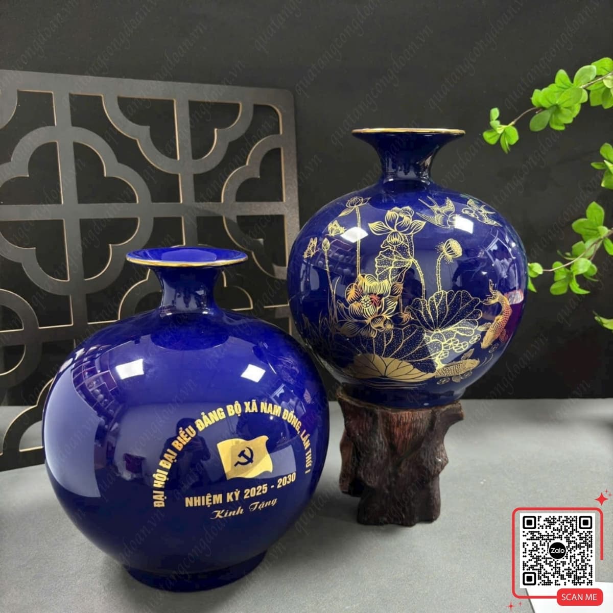 Bình hút lộc màu xanh cobalt in logo Đại hội Đảng xã Nam Đồng, họa tiết cá chép hoa sen, thiết kế sang trọng, phù hợp quà tặng đại hội và lưu niệm nhiệm kỳ
