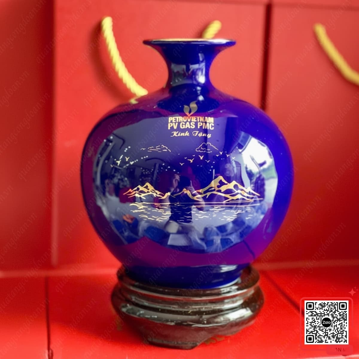 Bình hút lộc màu xanh cobalt in logo Petrovietnam PV Gas PMC, thiết kế sang trọng, gốm sứ cao cấp, phù hợp quà tặng doanh nghiệp và tri ân đối tác