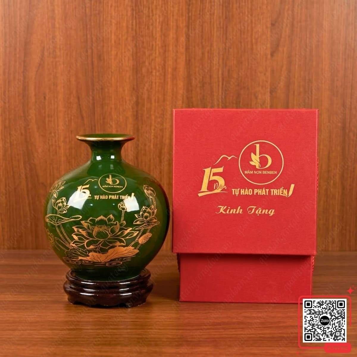 binh-hut-loc-xanh-luc-bao-15-nam-thanh-lap-truong-mam-non-benben Bình hút lộc xanh lục bảo kỷ niệm 15 năm thành lập Trường Mầm non BenBen, họa tiết hoa sen, thiết kế sang trọng, phù hợp quà tặng anniversary