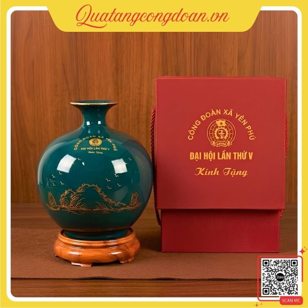 Bình hút lộc xanh lục bảo in logo Đại hội Công đoàn xã Yên Phú, họa tiết thuận buồm xuôi gió, thiết kế sang trọng, phù hợp quà tặng đại biểu và cán bộ công đoàn