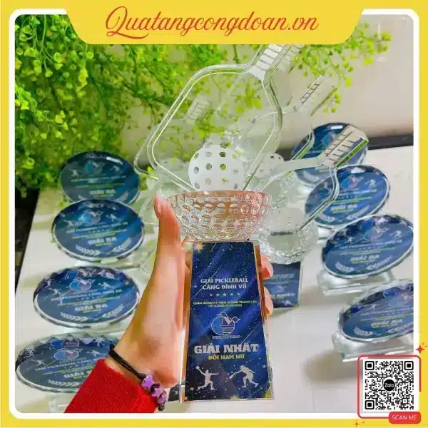 Cúp pha lê giải Pickleball chào mừng 23 năm thành lập Đình Vũ Port, thiết kế sang trọng, in logo doanh nghiệp, quà trao giải cao cấp