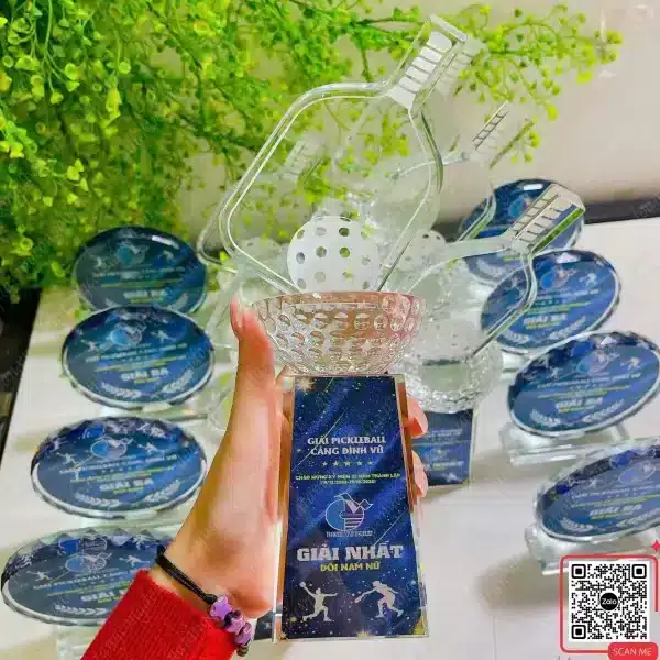 Cúp Phale Pickleball Kỷ Niệm 23 Năm Thành Lập Công Ty Đình Vũ Port 6 Cúp pha lê giải thể thao Pickleball in logo Đình Vũ Port, mẫu quà tặng trao giải sang trọng, kỷ niệm 23 năm thành lập doanh nghiệp
