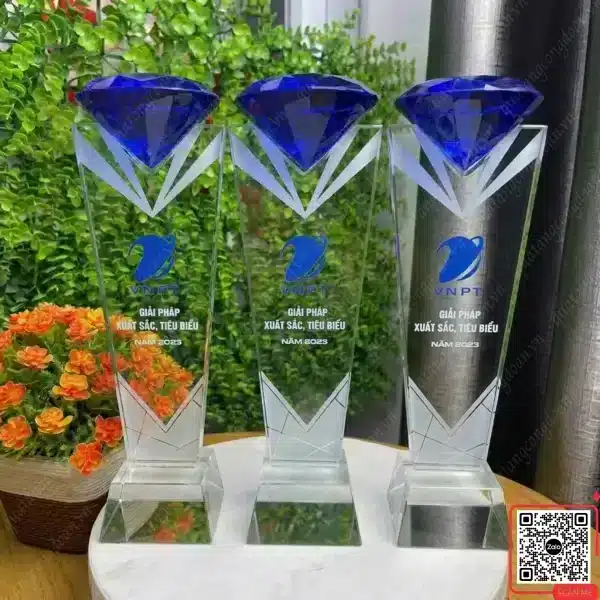 Cúp Pha Lê Vinh Danh Thương Hiệu VNPT 5 cup phale qua tang doanh nghiep in logo vnpt