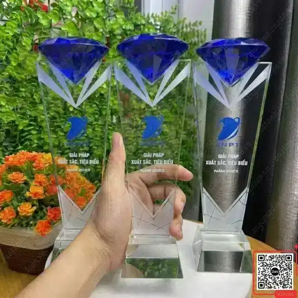 Cúp Pha Lê Vinh Danh Thương Hiệu VNPT 4 cup phale vnpt in logo theo yeu cau cao cap