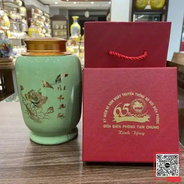 Hũ Đựng Trà Kỷ Niệm 65 Năm Thành Lập Bộ Đội Biên Phòng 4 hu dung tra gom su luu niem ngay truyen thong bo doi bien phong tam chung