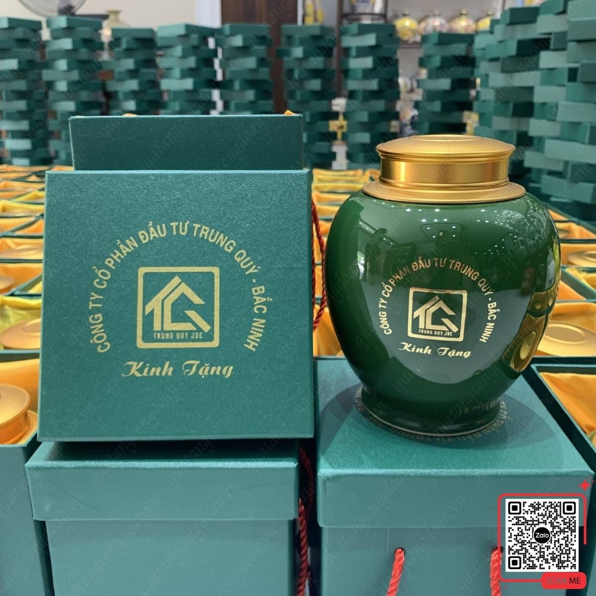 Hũ đựng trà quà tặng in logo Công ty Trung Quý màu xanh, thiết kế tinh tế, sang trọng, phù hợp chương trình tri ân, hội nghị và sự kiện thương hiệu