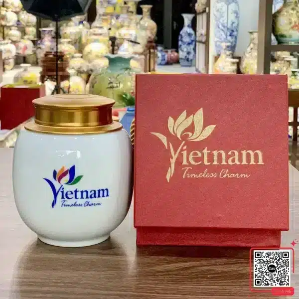 Hũ Đựng Trà Màu Trắng In Logo Timeless Charm 4 Hũ đựng trà sứ in logo Vietnam Timeless Charm cao cấp, màu trắng sang trọng, thiết kế tinh tế, phù hợp quà tặng thương hiệu