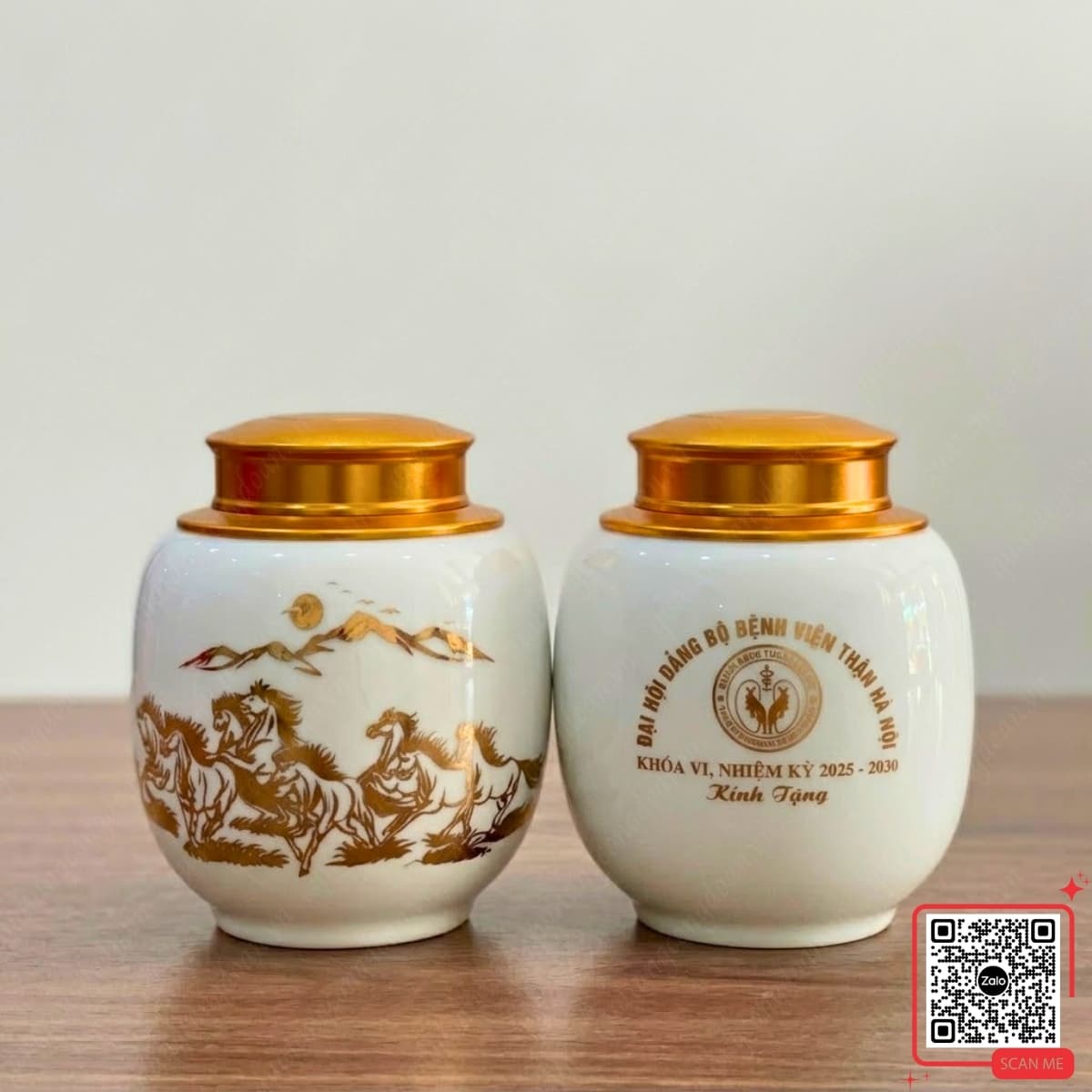 hu-dung-tra-su-mau-trang-in-logo-dai-hoi-dang-bo-benh-vien-than-ha-noi-ma-dao-thanh-cong Hũ đựng trà sứ màu trắng in logo Đại hội Đảng bộ Bệnh viện Thận Hà Nội, họa tiết mã đáo thành công, thiết kế sang trọng, phù hợp quà tặng lưu niệm đại hội