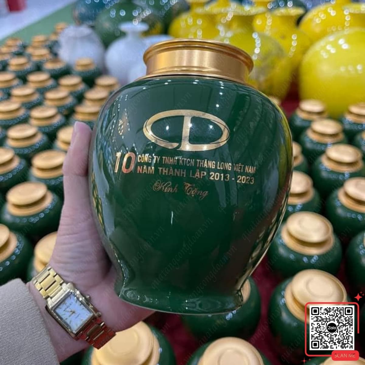 Hũ đựng trà màu xanh lục bảo kỷ niệm 10 năm thành lập Công ty Thăng Long, thiết kế sang trọng, phù hợp quà tặng anniversary và tri ân đối tác
