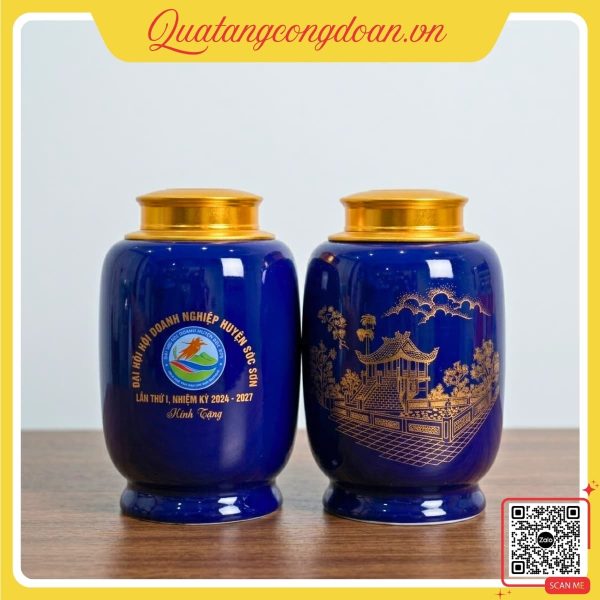 Hũ trà gốm Bát Tràng xanh cobalt in logo Hội Doanh nghiệp Sóc Sơn, họa tiết Chùa Một Cột, thiết kế cao cấp, phù hợp quà tặng đại hội doanh nghiệp