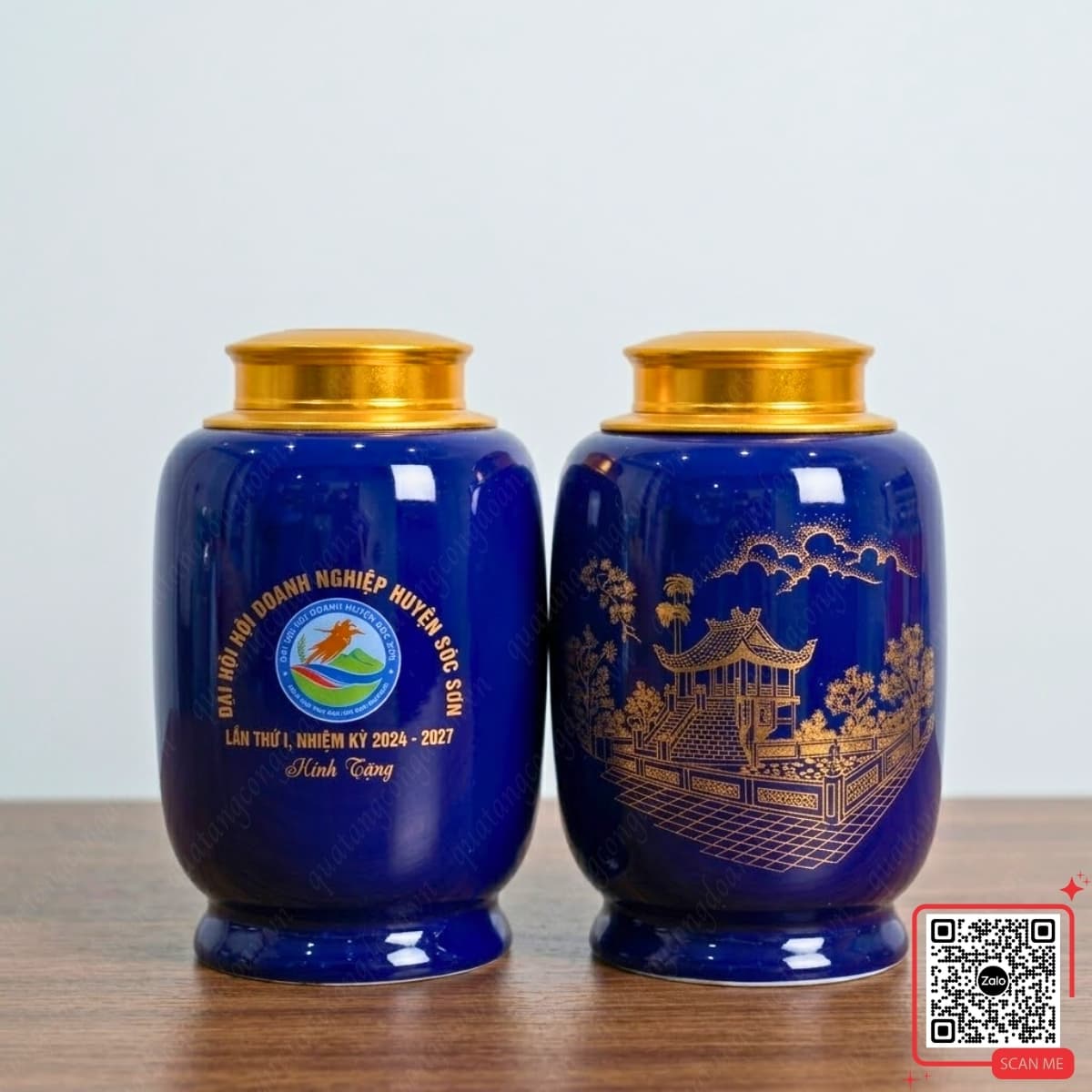 Hũ trà gốm Bát Tràng xanh cobalt in logo Hội Doanh nghiệp Sóc Sơn, họa tiết Chùa Một Cột, thiết kế cao cấp, phù hợp quà tặng đại hội doanh nghiệp