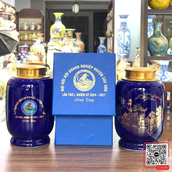 Hũ Đựng Trà Đại Hội Hội Doanh Nghiệp Huyện Sóc Sơn 5 Hũ trà sứ Bát Tràng in logo Hội Doanh nghiệp huyện Sóc Sơn màu xanh cobalt, họa tiết Chùa Một Cột, thiết kế sang trọng, phù hợp quà tặng lưu niệm cao cấp