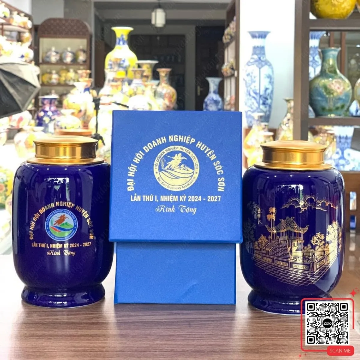 Hũ trà sứ Bát Tràng in logo Hội Doanh nghiệp huyện Sóc Sơn màu xanh cobalt, họa tiết Chùa Một Cột, thiết kế sang trọng, phù hợp quà tặng lưu niệm cao cấp