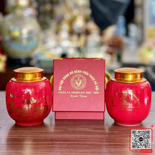 Hũ Đựng Trà Đại Hội Đảng Bộ Bệnh Viện Thận Hà Nội 7 Hũ trà sứ đỏ quà tặng Đại hội Đảng bộ Bệnh viện Thận Hà Nội, họa tiết Chùa Một Cột, thiết kế tinh tế, sang trọng, phù hợp tặng đại biểu và khách mời