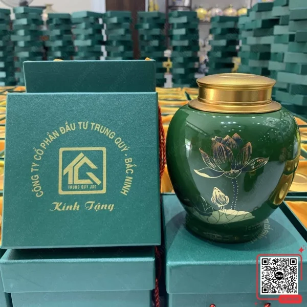 Hũ Đựng Trà Màu Xanh Lá In Logo Công Ty Trung Quý 6 Hũ trà sứ màu xanh in logo Công ty Trung Quý cao cấp, thiết kế sang trọng, phù hợp quà tặng đối tác, khách hàng VIP và sự kiện doanh nghiệp