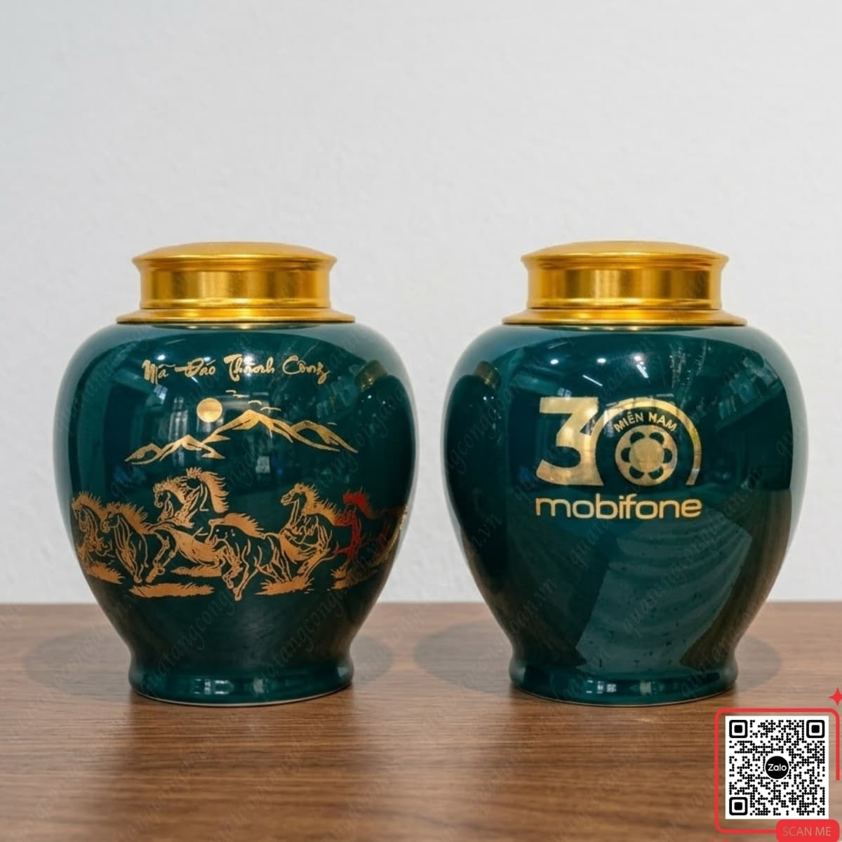 hu-tra-su-men-xanh-luc-bao-ky-niem-30-nam-mobifone-mien-nam-ma-dao-thanh-cong Hũ trà sứ men xanh lục bảo kỷ niệm 30 năm MobiFone Miền Nam, họa tiết mã đáo thành công, thiết kế tinh xảo và bền đẹp