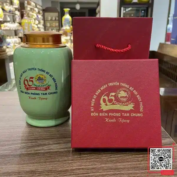 Hũ Đựng Trà Kỷ Niệm 65 Năm Thành Lập Bộ Đội Biên Phòng 3 hu tra su qua tang 65 nam bo doi bien phong tam chung