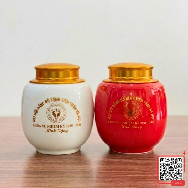 Hũ Đựng Trà Đại Hội Đảng Bộ Bệnh Viện Thận Hà Nội 3 Hũ trà sứ quà tặng Đại hội Đảng bộ Bệnh viện Thận Hà Nội, thiết kế sang trọng, bền đẹp, phù hợp làm quà lưu niệm và trưng bày lâu dài