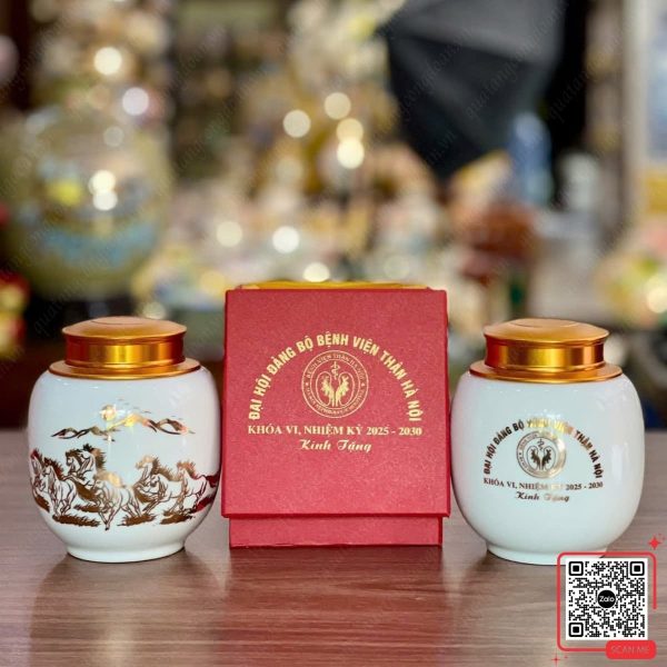 Hũ Đựng Trà Đại Hội Đảng Bộ Bệnh Viện Thận Hà Nội 6 Hũ trà sứ trắng quà tặng Đại hội Đảng bộ Bệnh viện Thận Hà Nội, họa tiết mã đáo thành công, thiết kế tinh xảo, phù hợp quà tặng lưu niệm và trưng bày