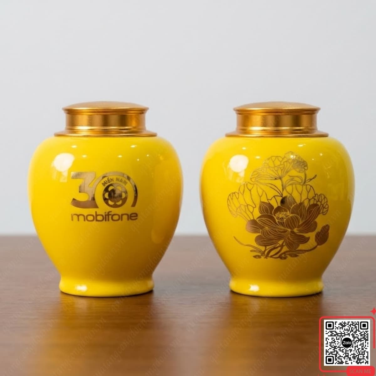 hu-tra-su-vang-kim-ma-dao-thanh-cong-logo-mobifone-mien-nam Hũ trà sứ vàng kim họa tiết mã đáo thành công in logo MobiFone Miền Nam, quà tặng kỷ niệm 30 năm thành lập