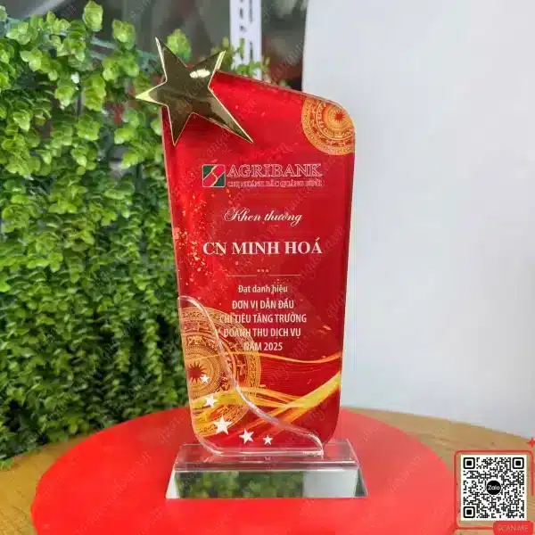 Biểu Trưng Phale In Logo Agribank Chi Nhánh Minh Hóa 3 Kỷ niệm chương pha lê đỏ in logo Agribank Bắc Quảng Bình, thiết kế ngôi sao vàng sang trọng, phù hợp vinh danh tập thể và cá nhân xuất sắc
