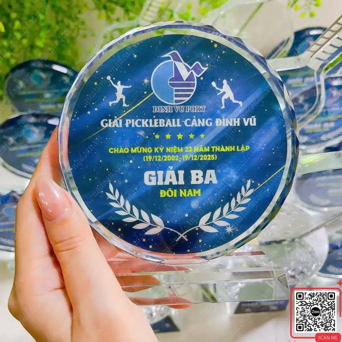 ky-niem-chuong-phale-giai-pickleball-23-nam-thanh-lap-dinh-vu-port Kỷ niệm chương pha lê giải Pickleball 23 năm thành lập Đình Vũ Port, mẫu vinh danh vận động viên, thiết kế hình tròn sang trọng