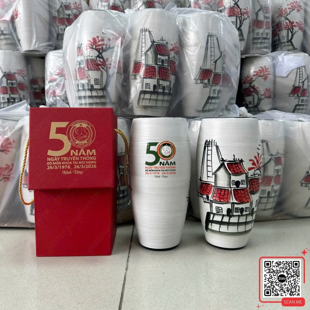 Bình Hoa Kỷ Niệm 10 Năm Thành Lập Công Đoàn EVNCENCO1 11 Lọ hoa gốm Bát Tràng họa tiết phố cổ vẽ tay kỷ niệm 50 năm khoa Tai Mũi Họng, thiết kế tinh xảo, sang trọng, phù hợp quà tặng bác sĩ và giảng viên