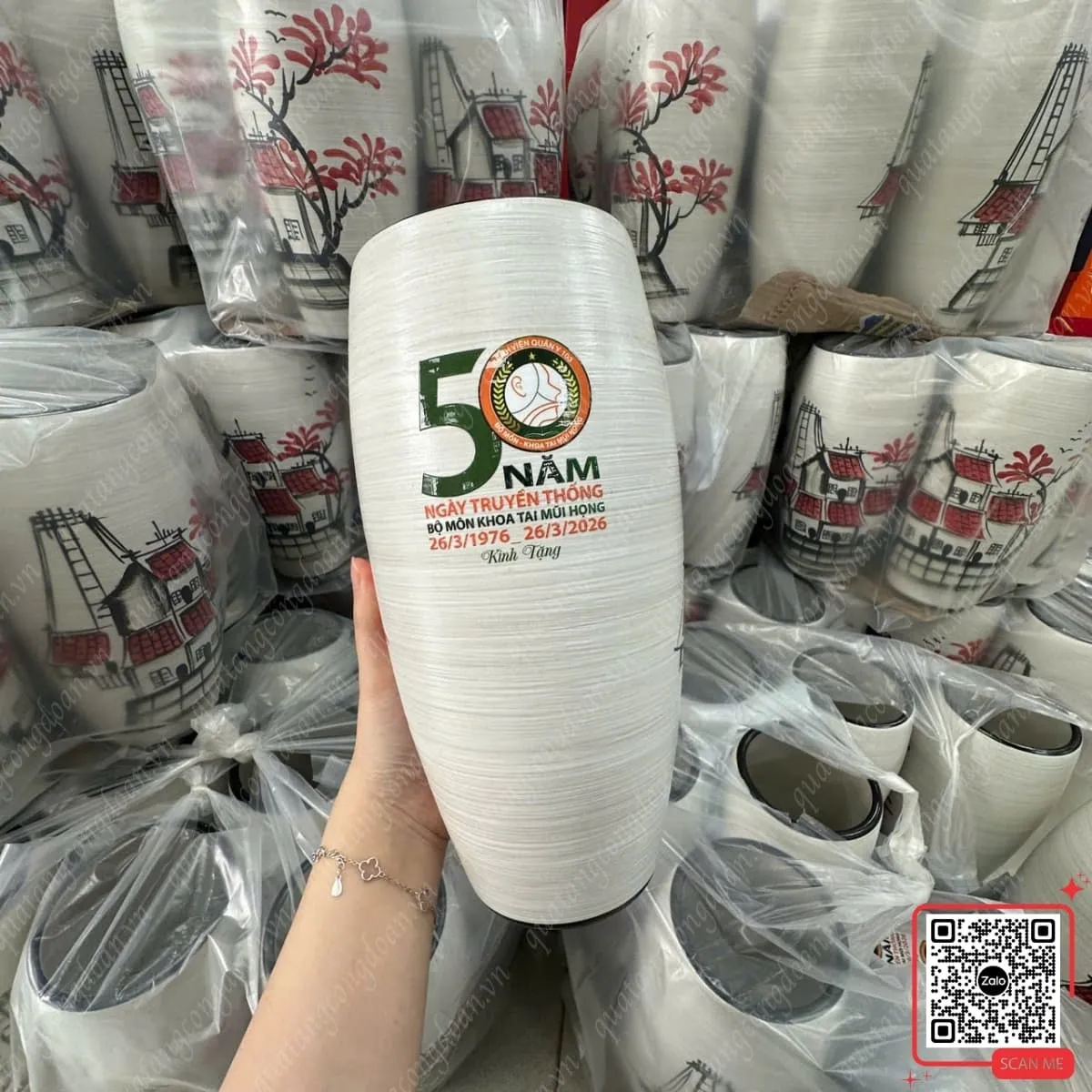 Lọ hoa gốm Bát Tràng quà tặng 50 năm ngày truyền thống bộ môn Tai Mũi Họng, họa tiết phố cổ vẽ tay, thiết kế cao cấp và ý nghĩa
