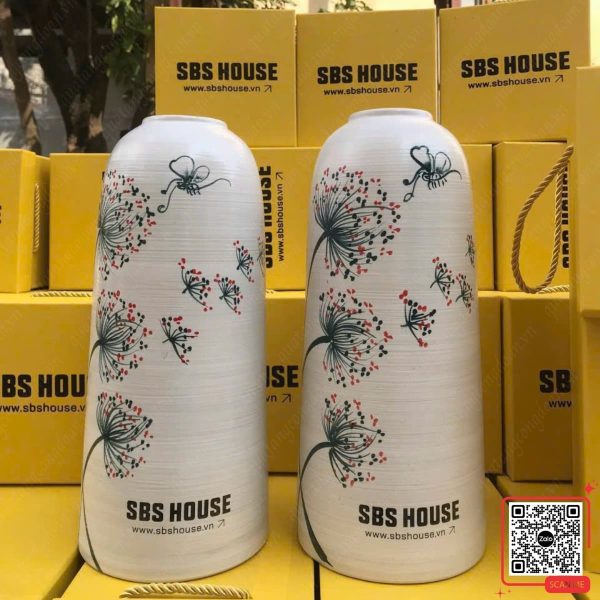 Lọ Hoa Gốm In Logo SBS House 4 Lọ hoa gốm quà tặng in logo SBS House, họa tiết hoa bồ công anh, thiết kế cao cấp, phù hợp quà tặng sự kiện, hội nghị và chương trình tri ân