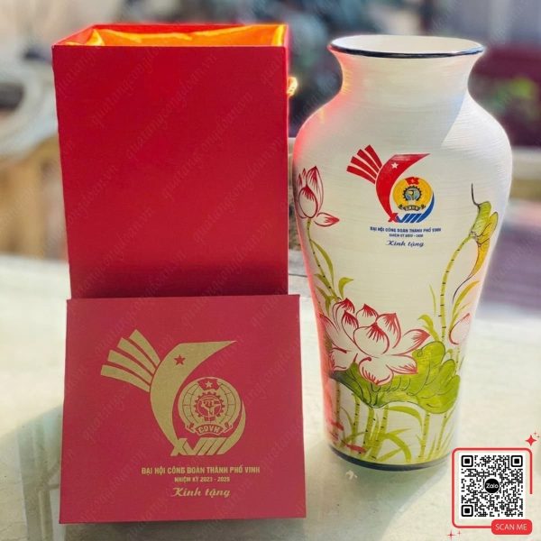 Lọ Hoa Gốm Bát Tràng In Logo Đại Hội Công Đoàn TP Vinh 3 Lọ hoa sứ họa tiết hoa sen quà tặng Đại hội Công đoàn thành phố Vinh, thiết kế tinh xảo, sang trọng, phù hợp chương trình hội nghị và lưu niệm đoàn thể