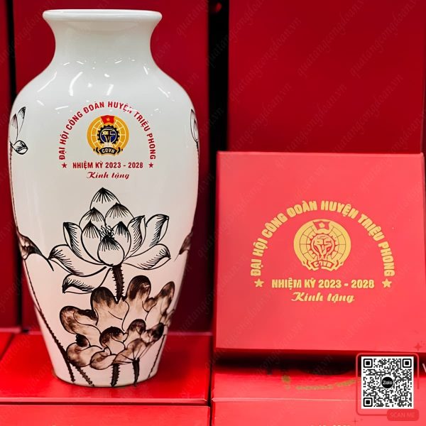 Lọ Hoa Quà Tặng Đại Hội Công Đoàn Huyện Triệu Phong 5 Lọ hoa sứ in logo Đại hội Công đoàn huyện Triệu Phong, thiết kế tinh tế, trang trọng, phù hợp quà tặng lưu niệm, hội nghị và chương trình đoàn thể