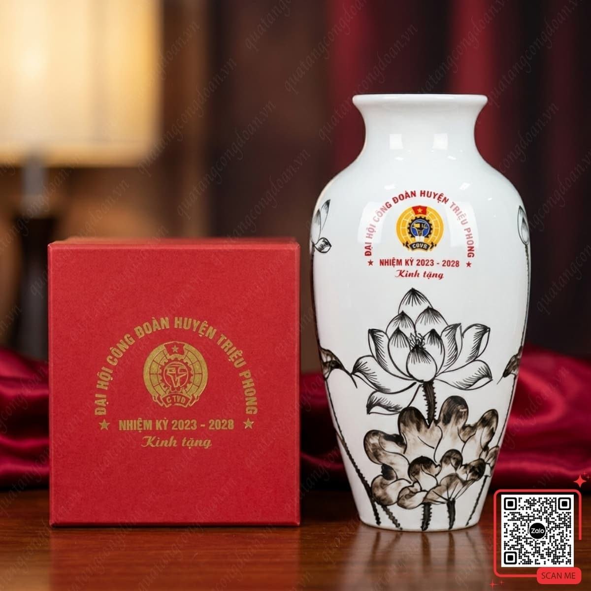 lo-hoa-su-qua-tang-can-bo-cong-doan-huyen-trieu-phong Lọ hoa sứ quà tặng cán bộ Công đoàn huyện Triệu Phong, thiết kế sang trọng, tinh xảo, phù hợp chương trình đại hội, tổng kết và tri ân cán bộ
